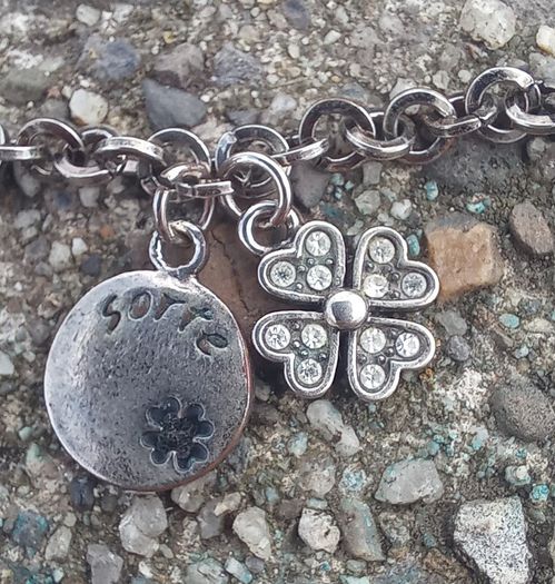 Vintage jewelry is sold individually for 5 to 10 euros.