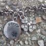 Vintage jewelry is sold individually for 5 to 10 euros. Image 10