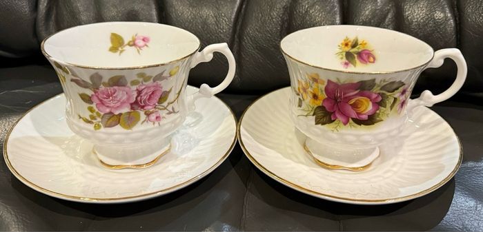Vintage Ireland Royal Tara bone china set of 2 sauser and cups