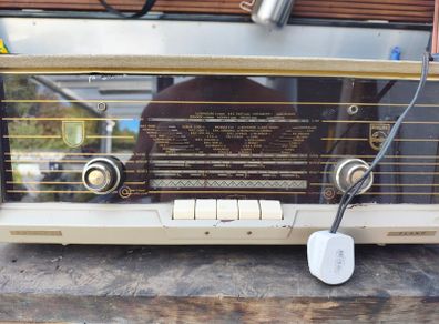 Antique lamp radio