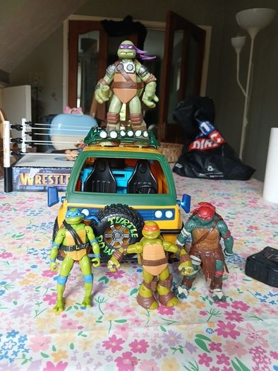 Teenage Mutant Ninja figure  Playset and figures (Please Read)