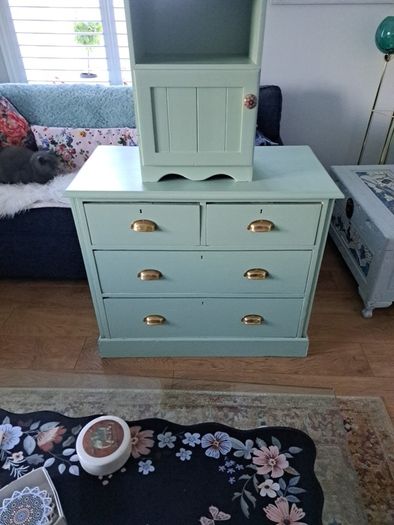chest of drawers