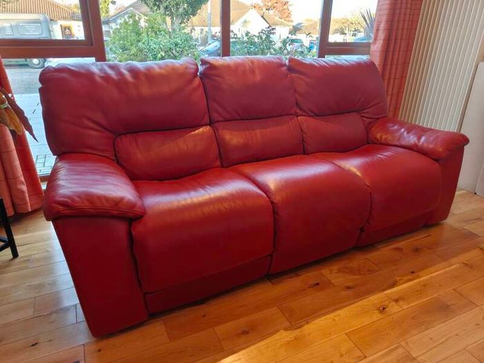Burgundy Red 3-seater double-recliner couch