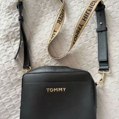 Tommy Hilfiger crossbody shoulder bag handbag women/ camera bag