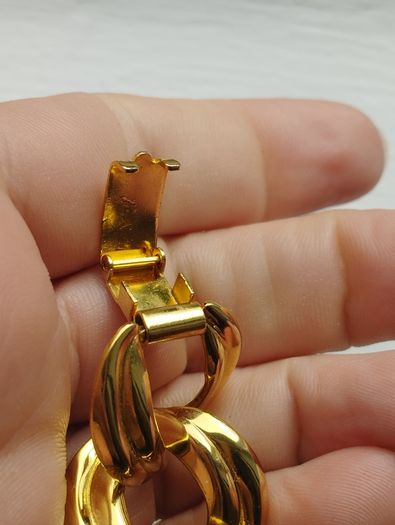 A striking and stylish vintage gold-tone necklace.