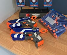 6 nerf guns, bullets and target