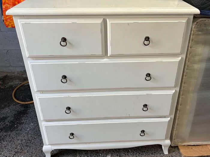 Wooden white 5-drawer chest