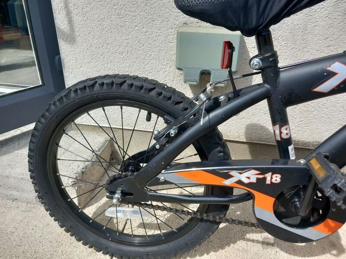 Kids bike size 18 inch wheels.