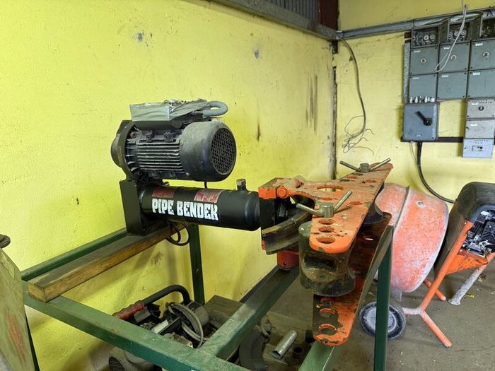 Pipe bender