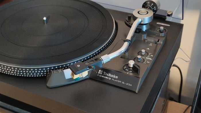 Technics SL-23A turntable/Record player. Like NEW!