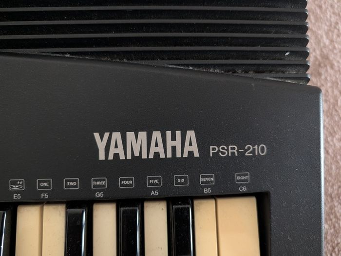 Yamaha PSR - 210 keyboard