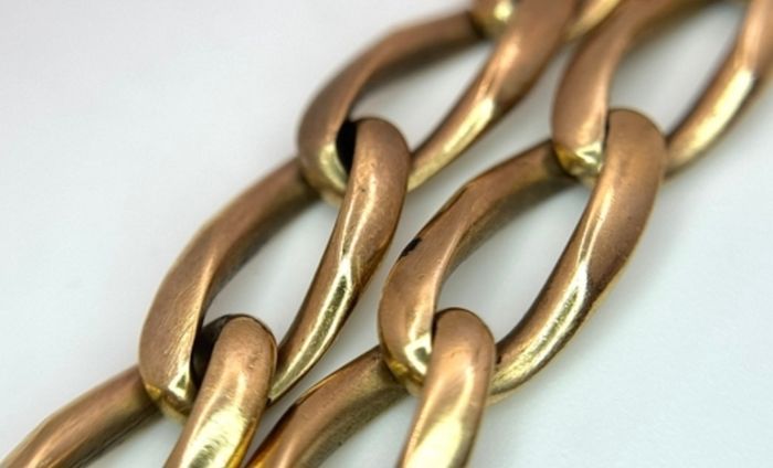 A 9K Yellow Gold Twist Curb Gents Bracelet. 22cm. 23g