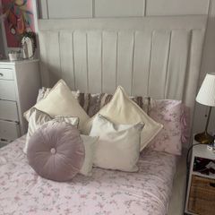 Velvet bed