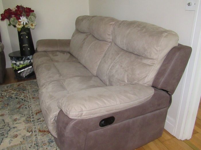 Designer Style 3 Seater Recliner Couch Ultra Comfortable Smoke Free Home