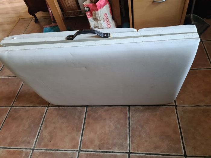 massage table