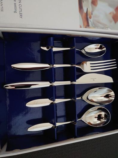 Wedgewood Metropolitan 5 Piece Cutlery Set