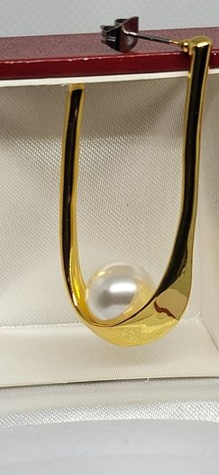 Beautiful earrings with pearls.