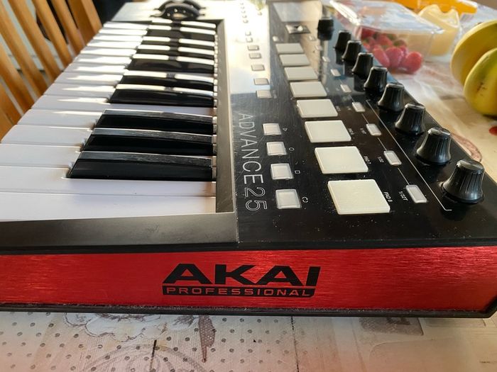 Akai Advance 25