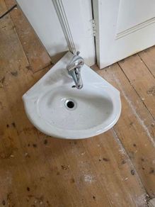 Corner bathroom sink