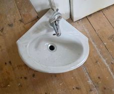 Corner bathroom sink