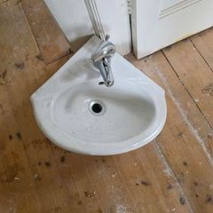 Corner bathroom sink