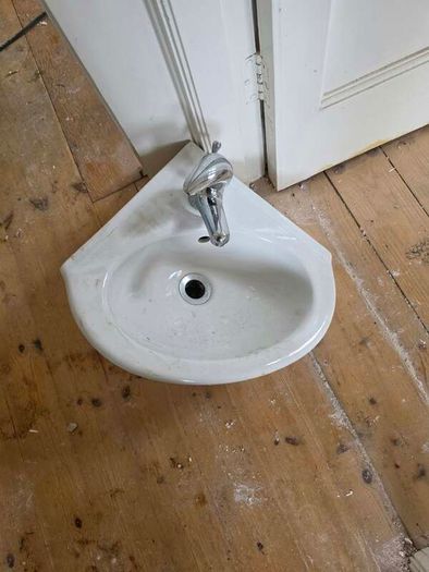Corner bathroom sink