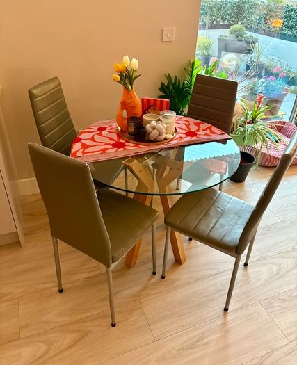 4 kitchen chairs - excellent condition