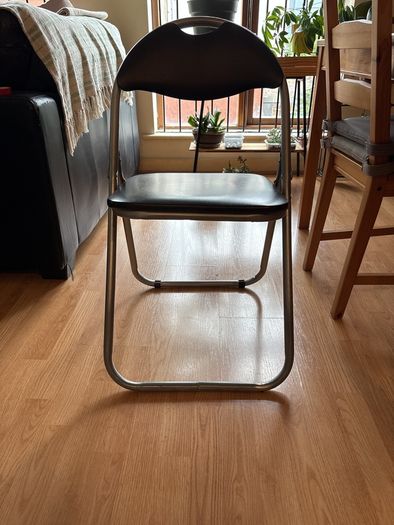 Foldable chair (cushioned)