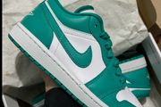 Nike Jordan 1 low emerald shoe