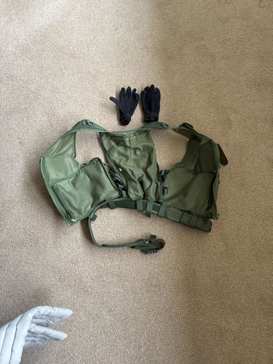 airsoft vest and gloves
