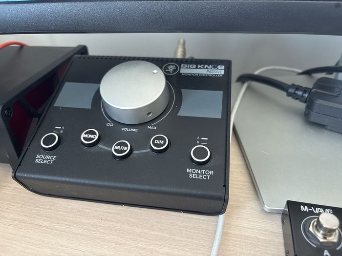 Mackie MR524 Studio Monitors Speakers - PAIR with Mackie BIG KNOB controller!