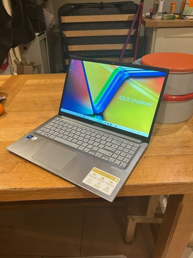 Asus Tek Vivobook laptop