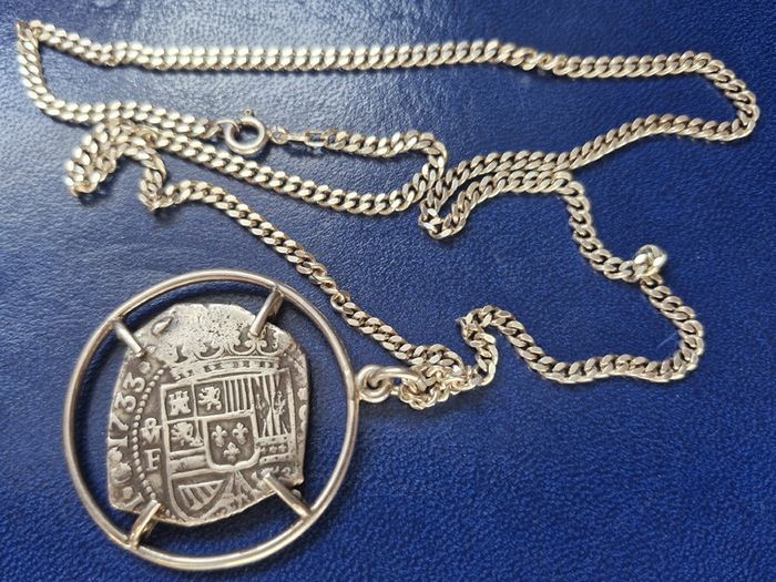 1733 Mexico Cob, Piece of 8, 8 Reales -  Philip V In silver pendent and silver chain.