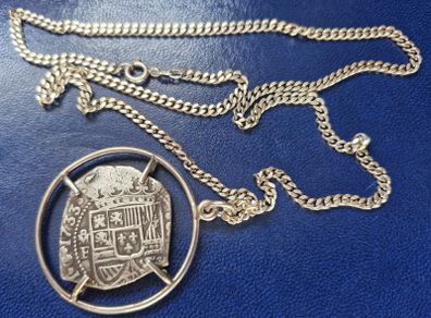 1733 Mexico Cob, Piece of 8, 8 Reales -  Philip V In silver pendent and silver chain.