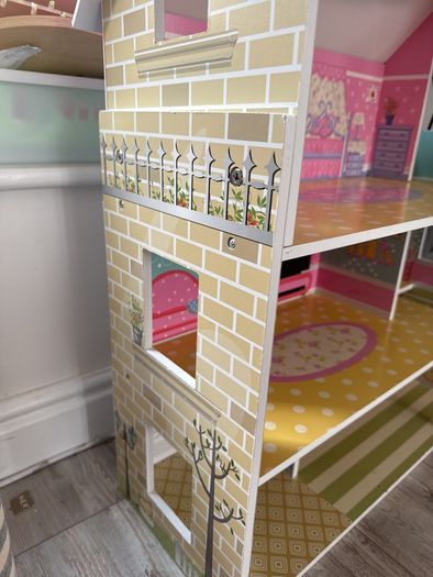 Wood doll house great condition