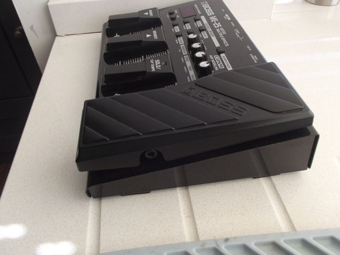 Boss ME-25 Guitar Effects Processor - includes power supply