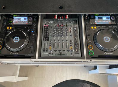 Pioneer Cdj 2000s & Xone 92 Mixer