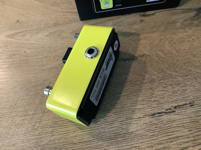 DONNER Yellow Fall Vintage-inspired Analogue Delay pedal box