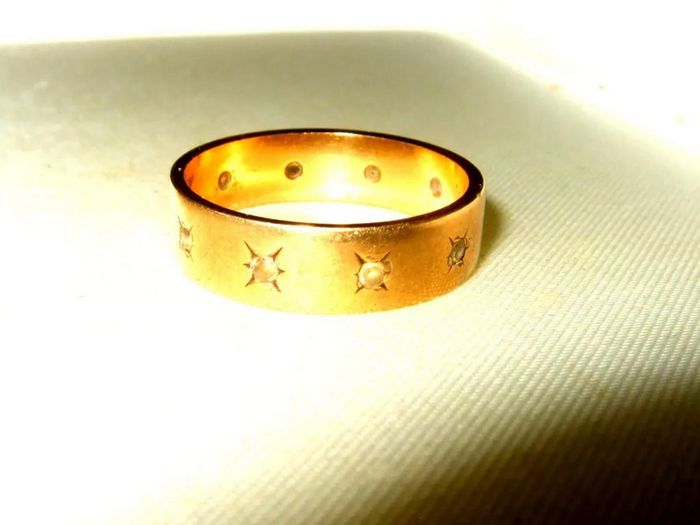 Vintage Hallmarked 9ct Gold/Diamond Ring