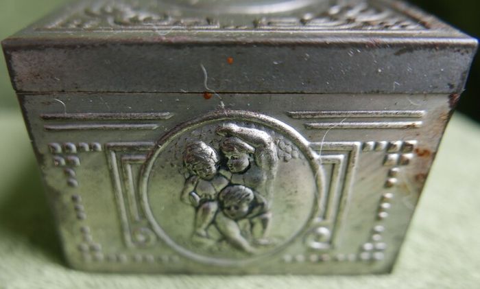 Vintage 1930 s Tin For State Express. Ornate Vintage State Express 333 Metal Tin With Wood Lining