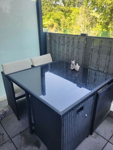 cube table and chairs