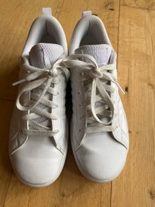 white adidas trainers size 4