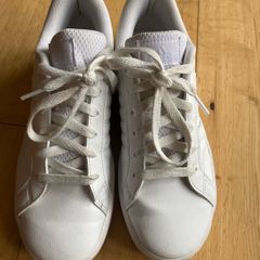 white adidas trainers size 4