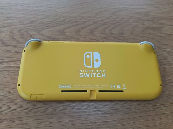 Nintendo Switch Lite (Yellow) + 5 Games + Case