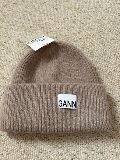 Ganni hat /