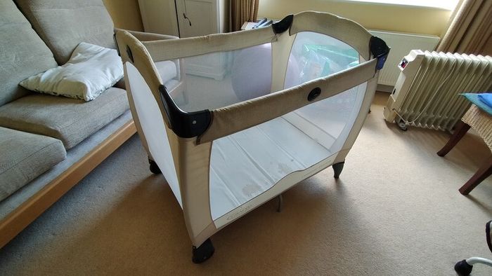 Travel cot with bassinet
