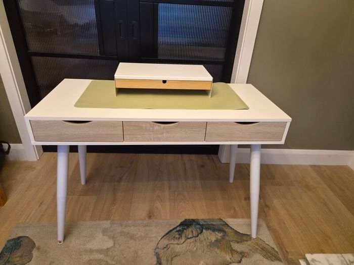 Desk with monitor stand/organiser&mat