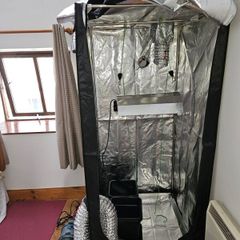 Indoor darkroom grow tent