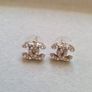 Pearl stud earrings Image 3