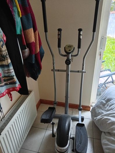 Body Sculpture BE6100D Magnetic Elliptical Strider Cross Trainer